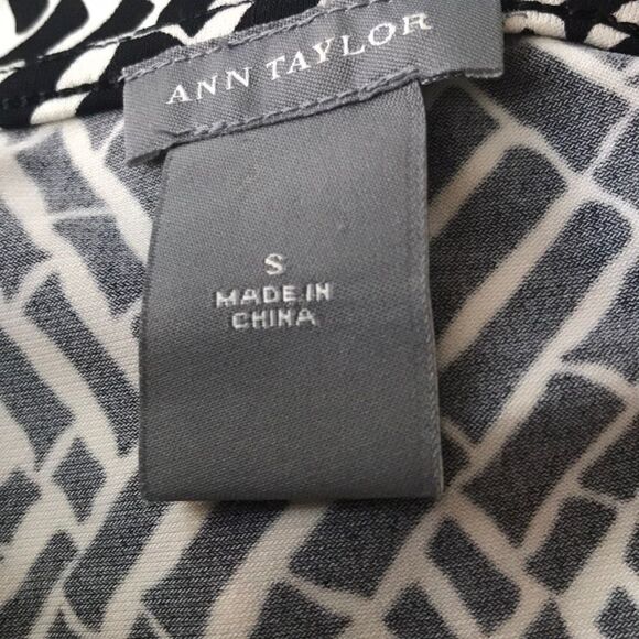 Ann Taylor black/white faux wrap w/ side tie top S - Picture 7 of 7